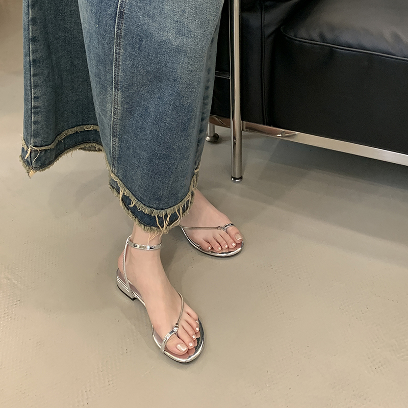 2025 Comfortable Flat Heel Toe Loop Sandals Chain Decor Round Toe Open Toe Women Summer Cool One Strap Sandals - Image 2