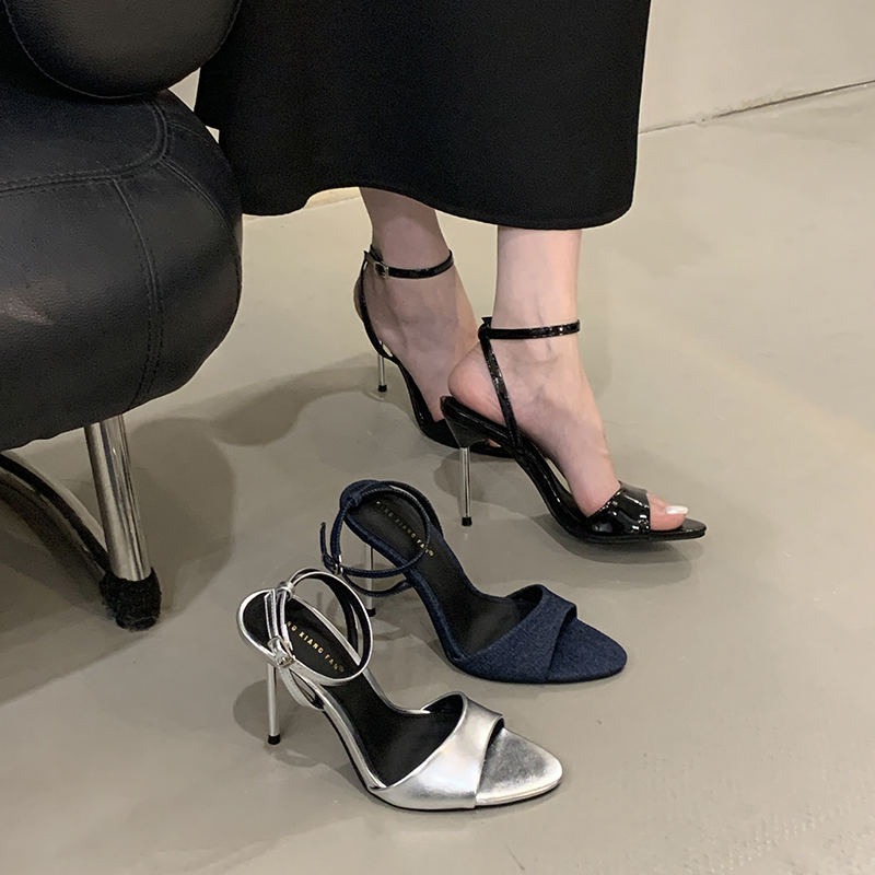 2025 Summer Fashion Open Toe Women's Sandals European American Style Simple One-Strap Buckle High Heels - Image 2